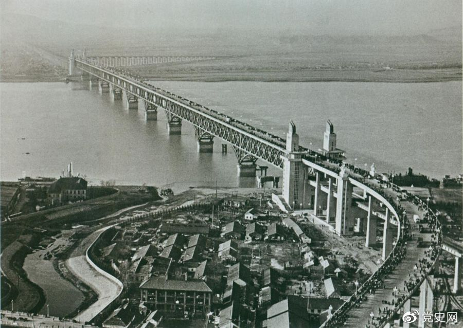 1968年12月29日， 南京長江大橋全面建成通車。這是當(dāng)時(shí)中國自行設(shè)計(jì)建造的最大的鐵路、公路兩用橋。